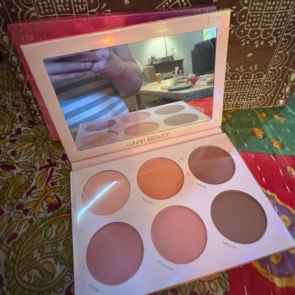 NIB: Lunar Beauty Moon Prism Blush Cheek Pallet - Picture 5 of 8